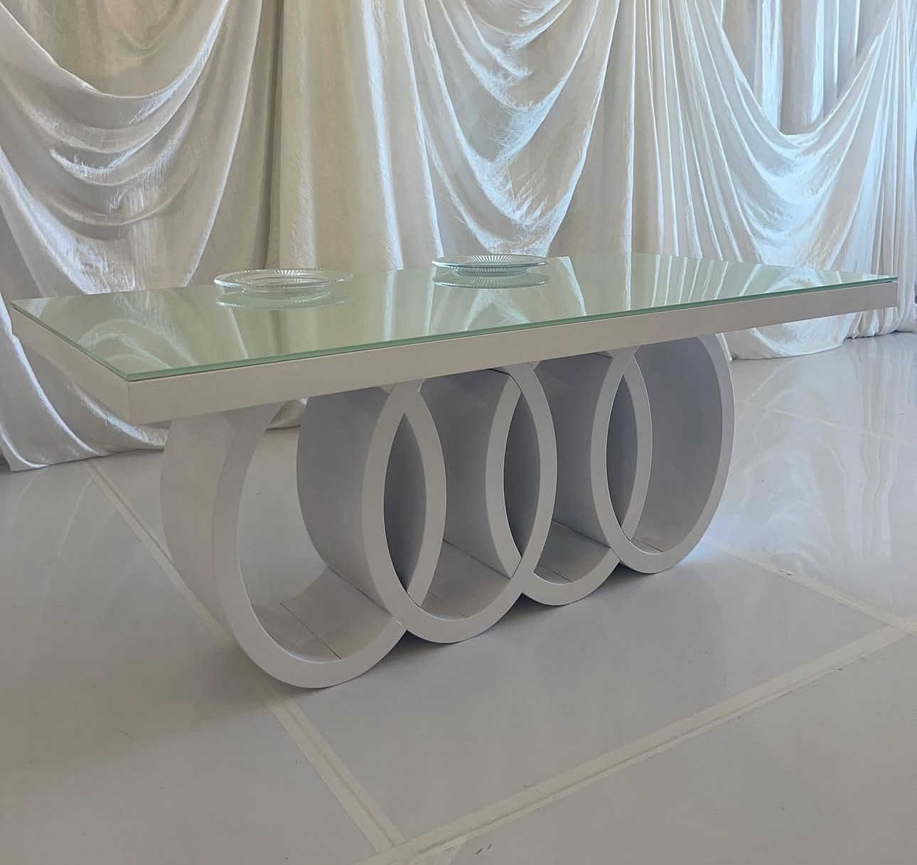 Outdoor Furniture Supplier - Dostawca sprzętu weselnego oferuje stoły do